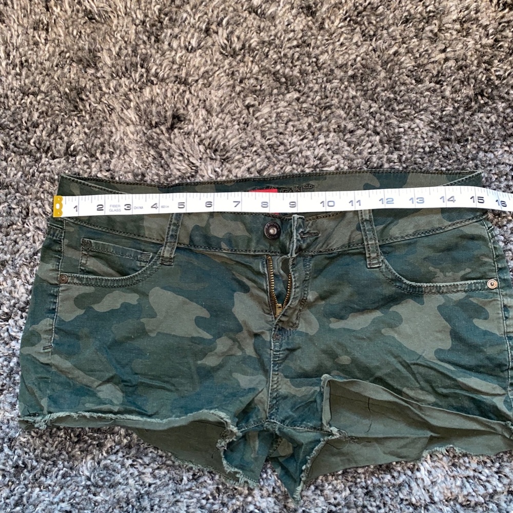 Camouflage Jean Shorts - Juniors Size 5 - Picture 4 of 7